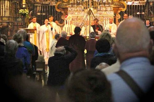 Messe Geistlichkeit und moderne Welt sind in Santiago de Compostela eng mit einander verbunden